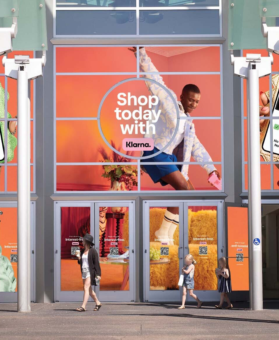 Klarna storefront with woman and children