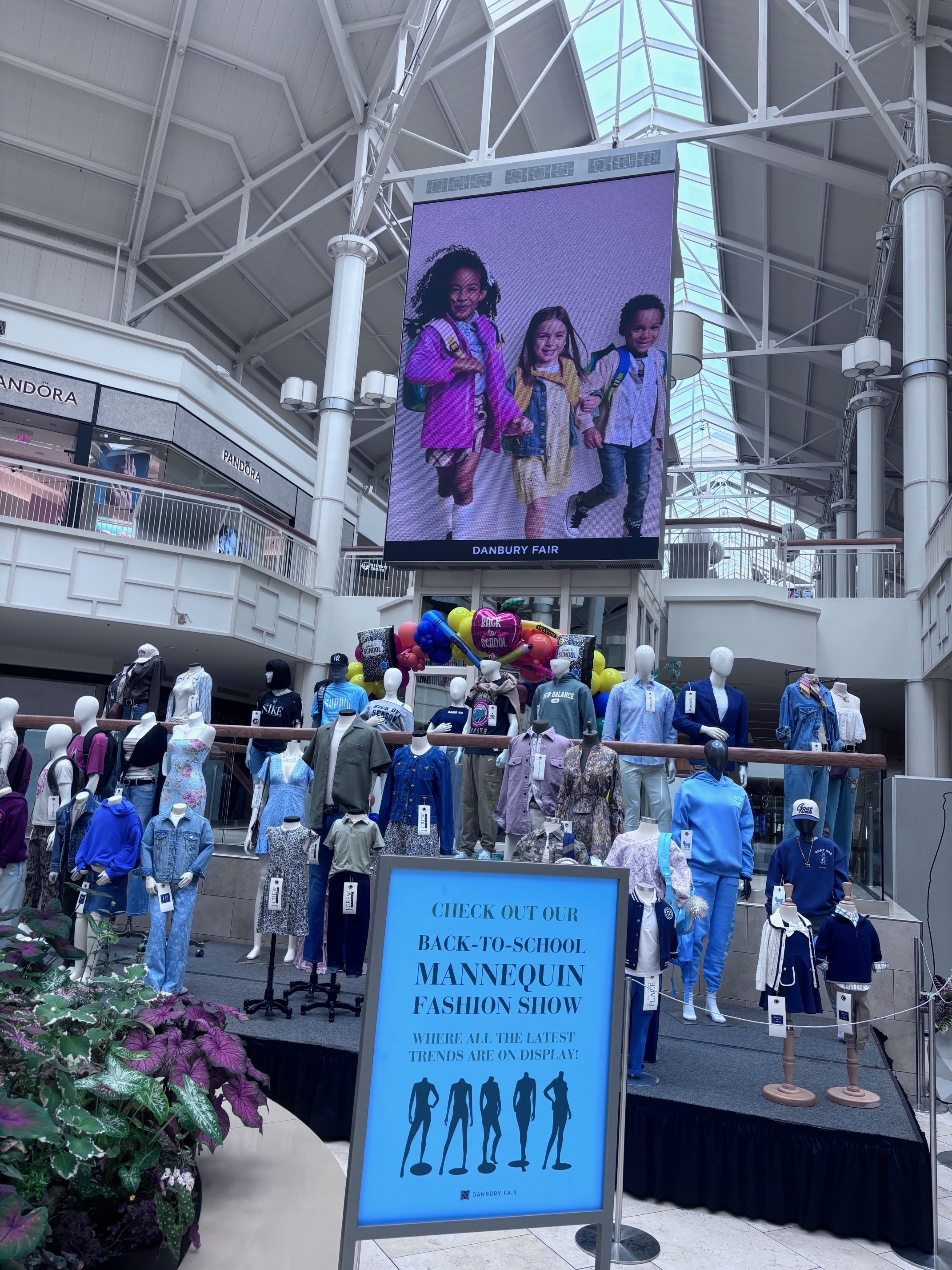 mannequin fashion show in center court