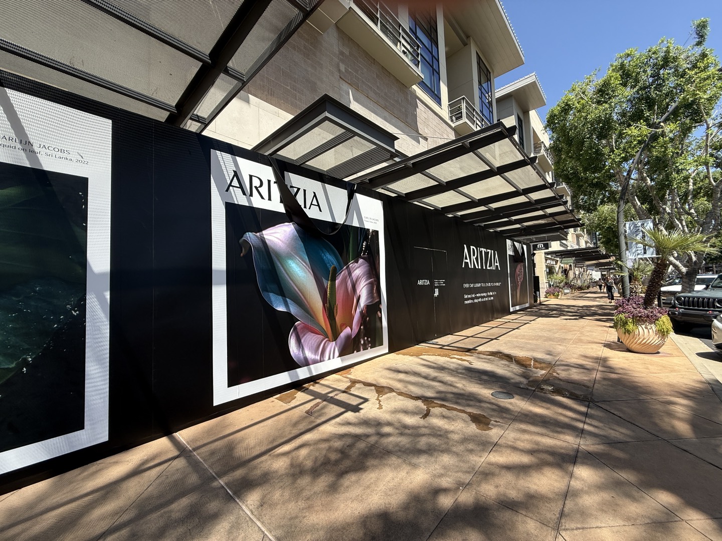 Aritzia storefront under construction at Kierland Commons.