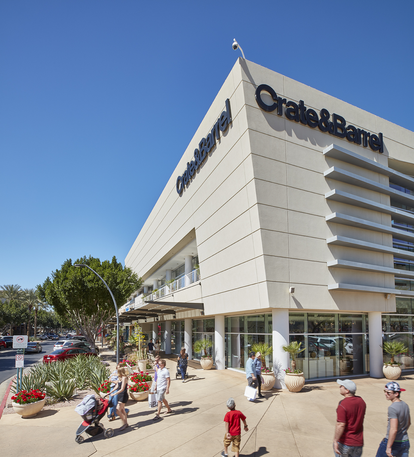 Storefront of Crate & Barrel at Kierland Commons. 