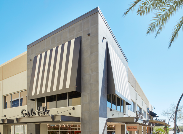 Image of Sur la Table store at Kierland Commons. 