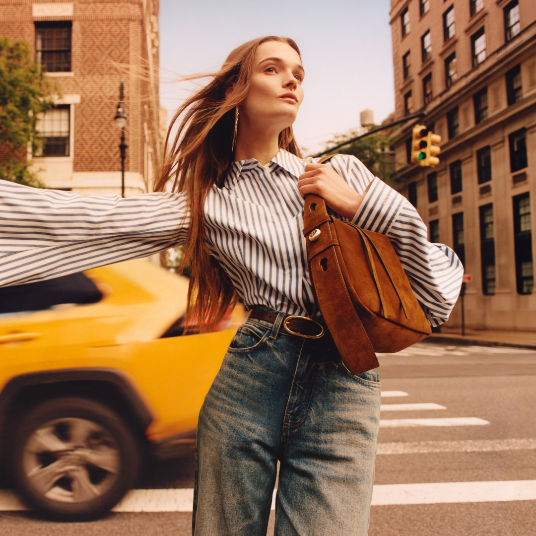 model with bag