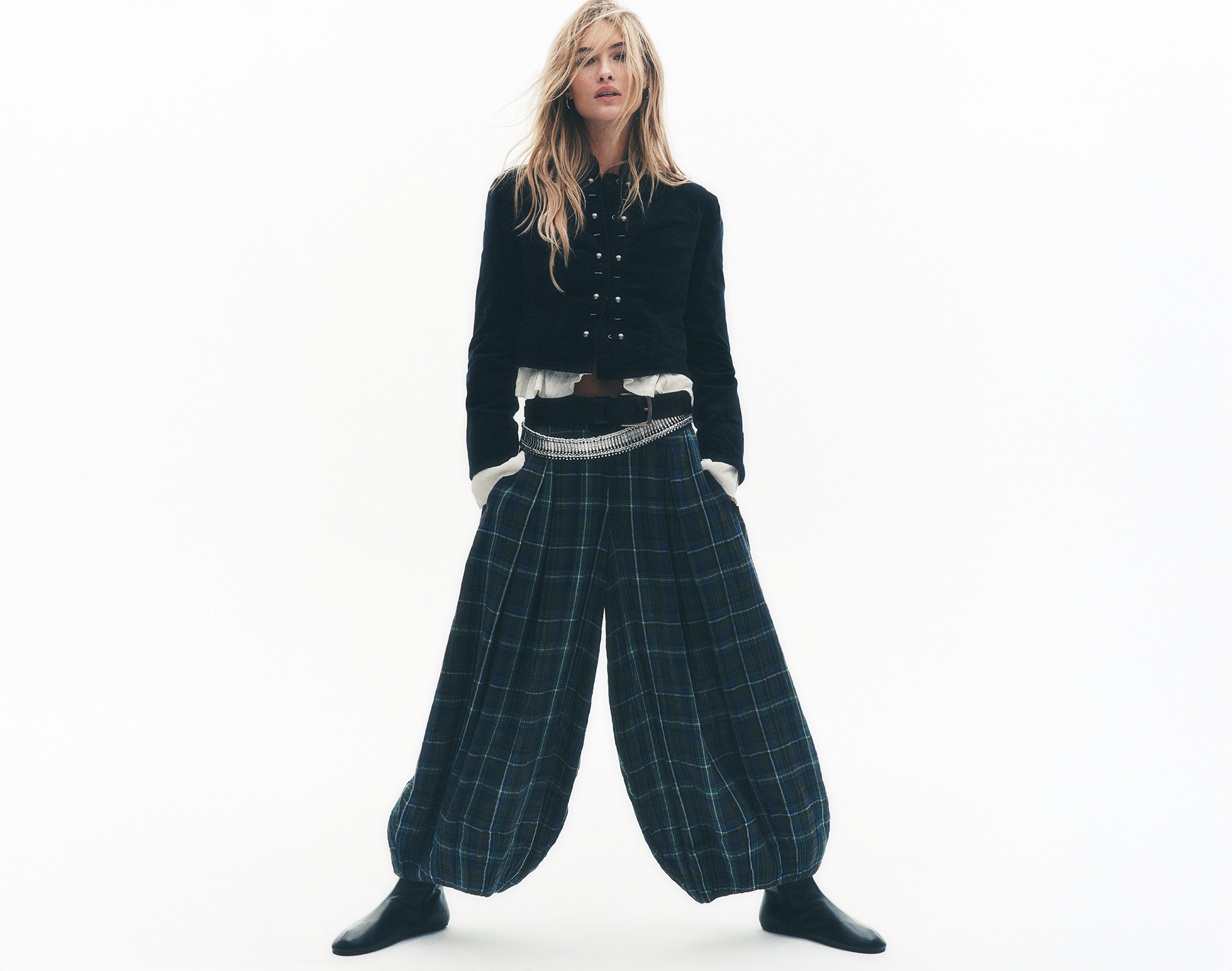 Woman in baggy pants standing with her hands in her pockets