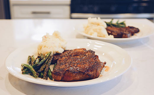 steak, green beans and mashed potatoes on a plate