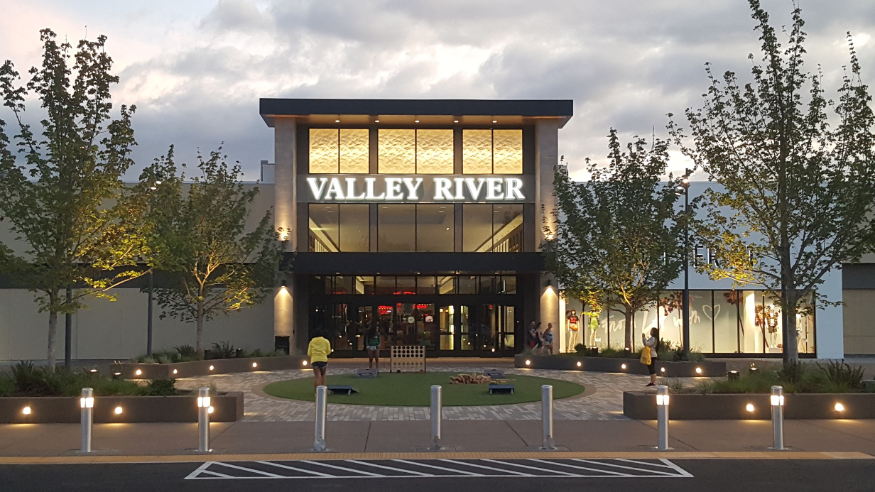 The outside plaza of Valley River Center.