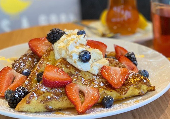 French toast with berries and powdered sugar