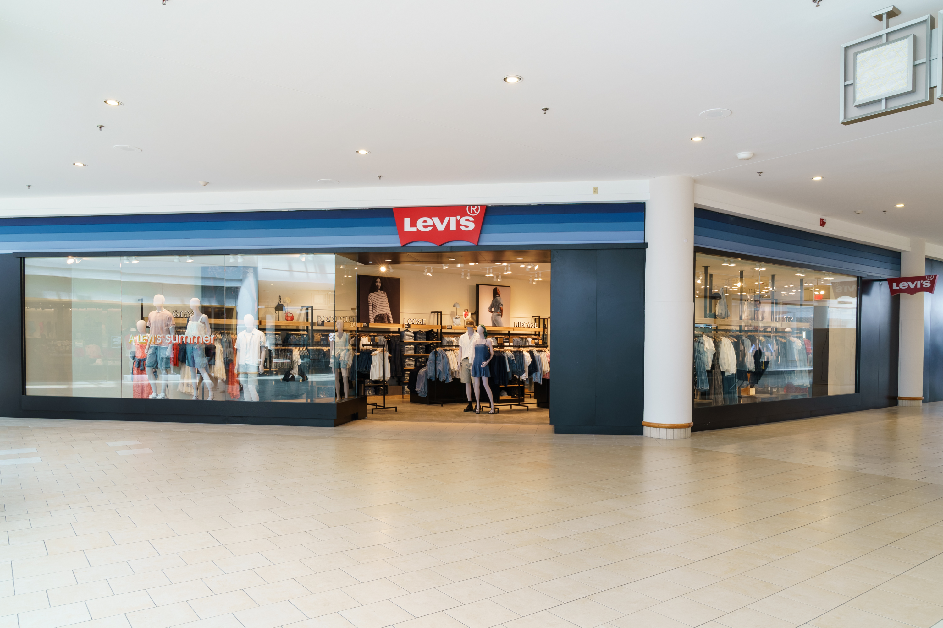 Front to the Levi's store