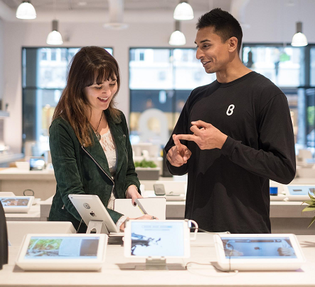 b8ta employee helping a customer