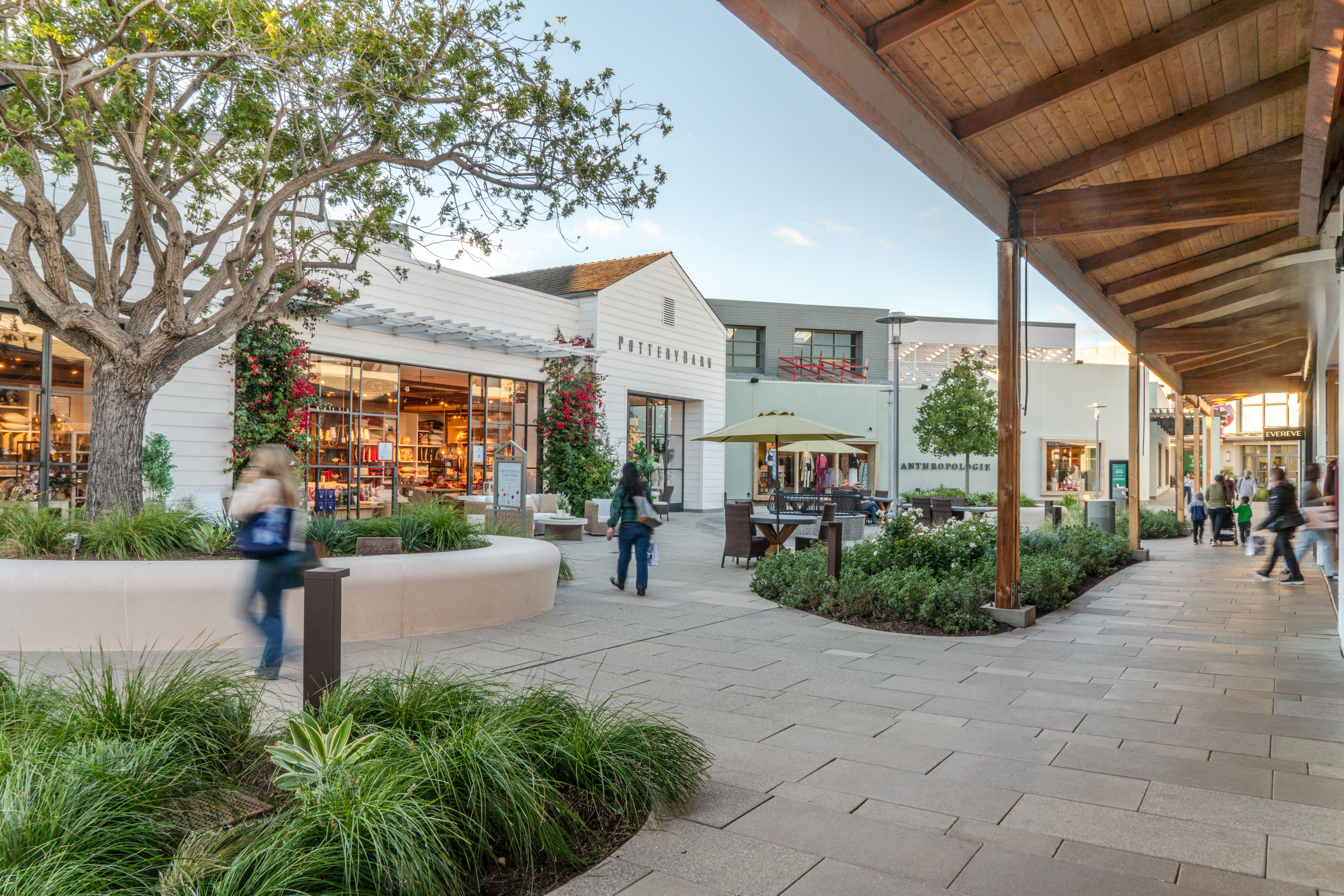 The common area of the Center showing the storefronts for Pottery Barn and Anthropologie