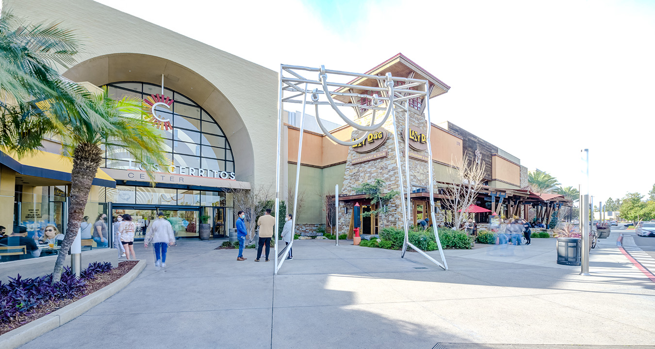 Los Cerritos Center's entrance