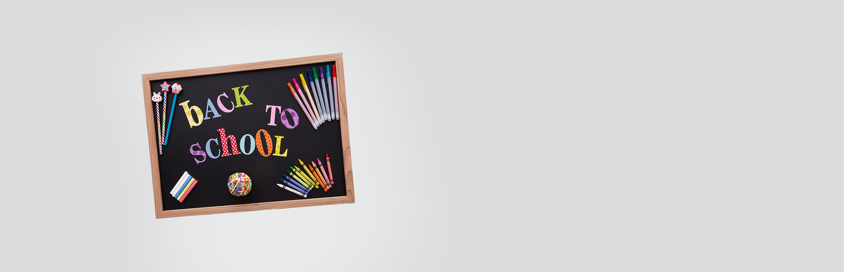 A mini-blackboard decorated with school supplies and the words "back to school"
